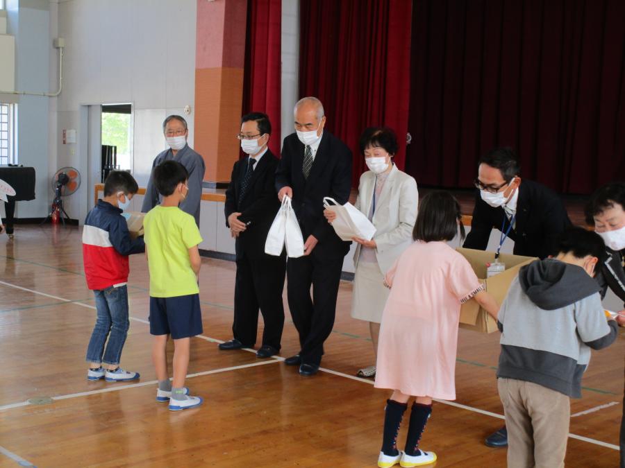 :ひまわりの種を渡す人権擁護委員の画像