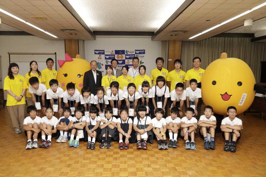石川県津幡町の子どもたちとの集合写真