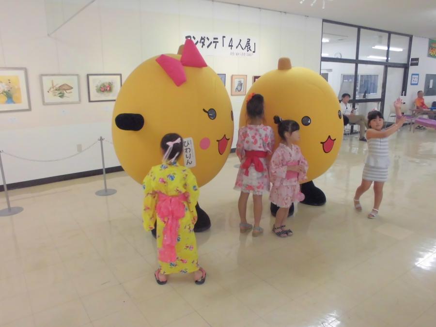 えびつかぐや灯篭まつりこどもイベントで子ども達と触れ合う様子