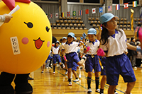 出演する子どもたちを応援する様子