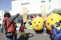 芦屋基地航空祭。岡垣町のブースの前で子どもたちと交流