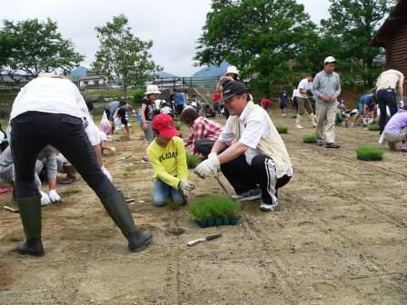 吉木小学校第2運動場の芝生植栽作業 