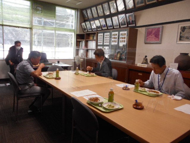 給食試食