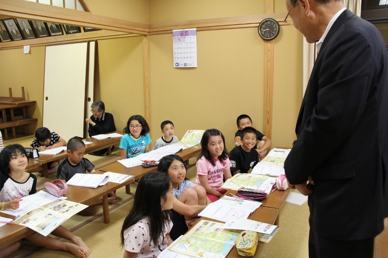 内浦小学校宿泊体験学習での町長講話1