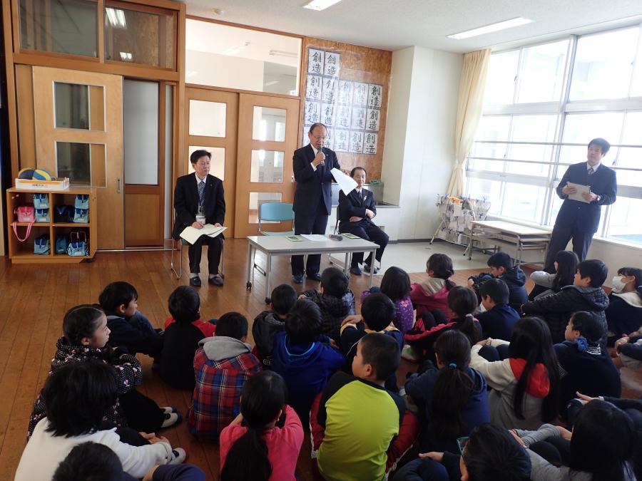 山田小学校6年生に町制に関する授業をする宮内町長