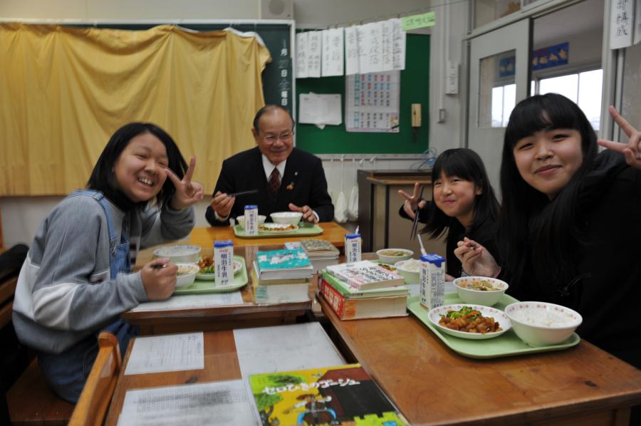 宮内町長ととぎり小学校の子どもたちが一緒に給食を食べている様子