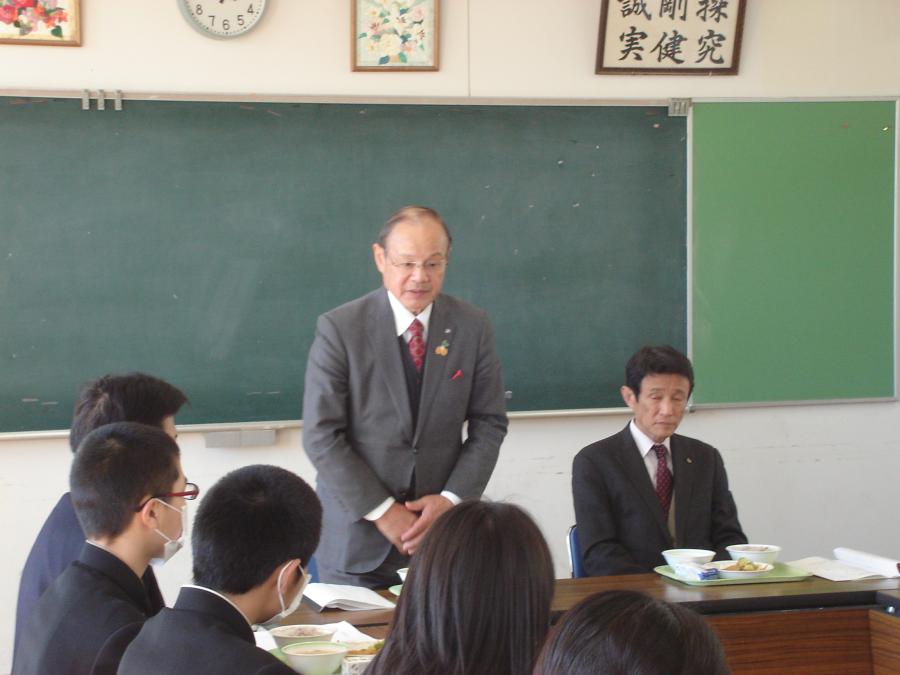 宮内町長が岡垣東中学校の生徒に町の取り組みなどをお話ししている様子