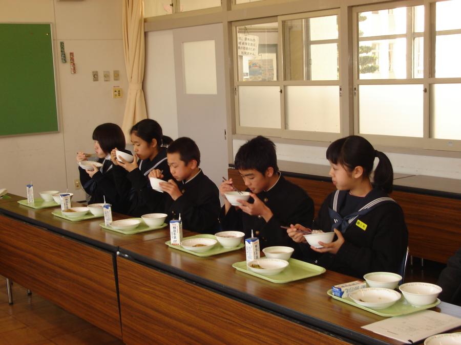 宮内町長が岡垣東中学校の子どもたちと一緒に給食を食べている様子