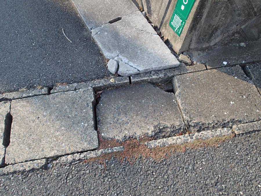 道路側溝蓋の破損の画像