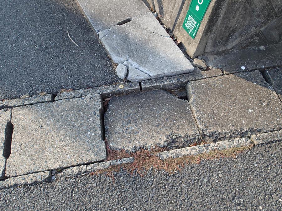 道路側溝蓋の破損の画像