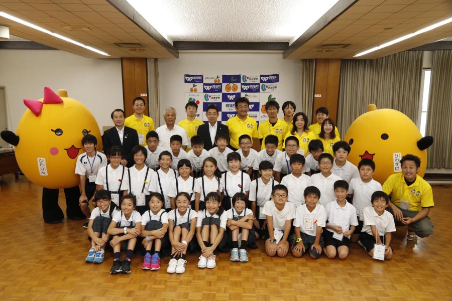 津幡町の子どもたちが岡垣町役場を訪れ、最後は全員で記念撮影を行いました
