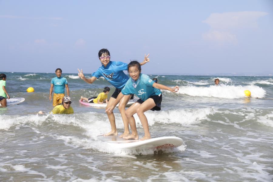津幡町の子どもたちサーフィンを体験する様子