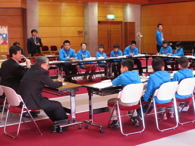 学校交流会、食事風景