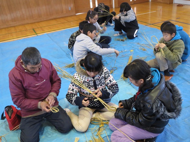 学校交流会、わら細工作り