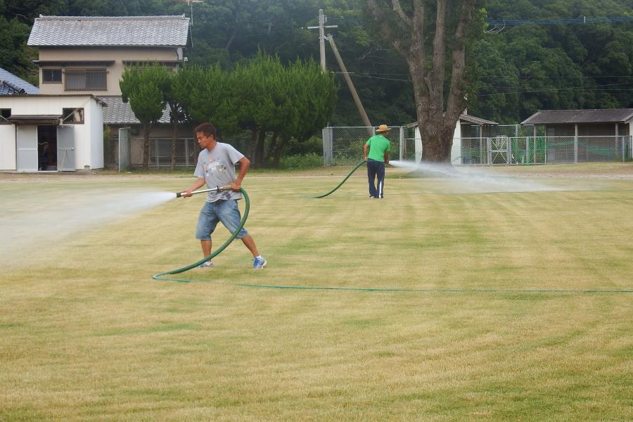 H27内浦小学校の散水の様子