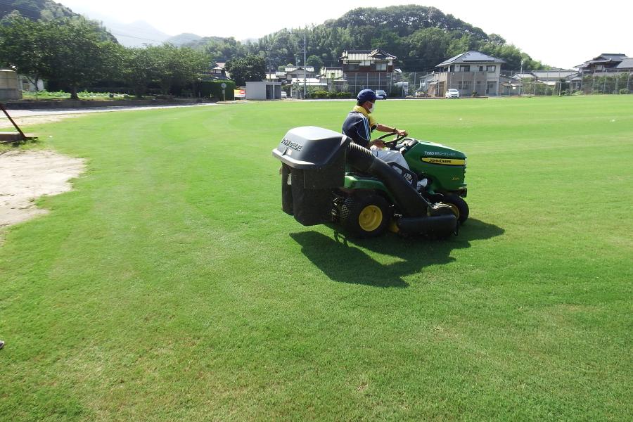 H27吉木小学校芝刈の様子