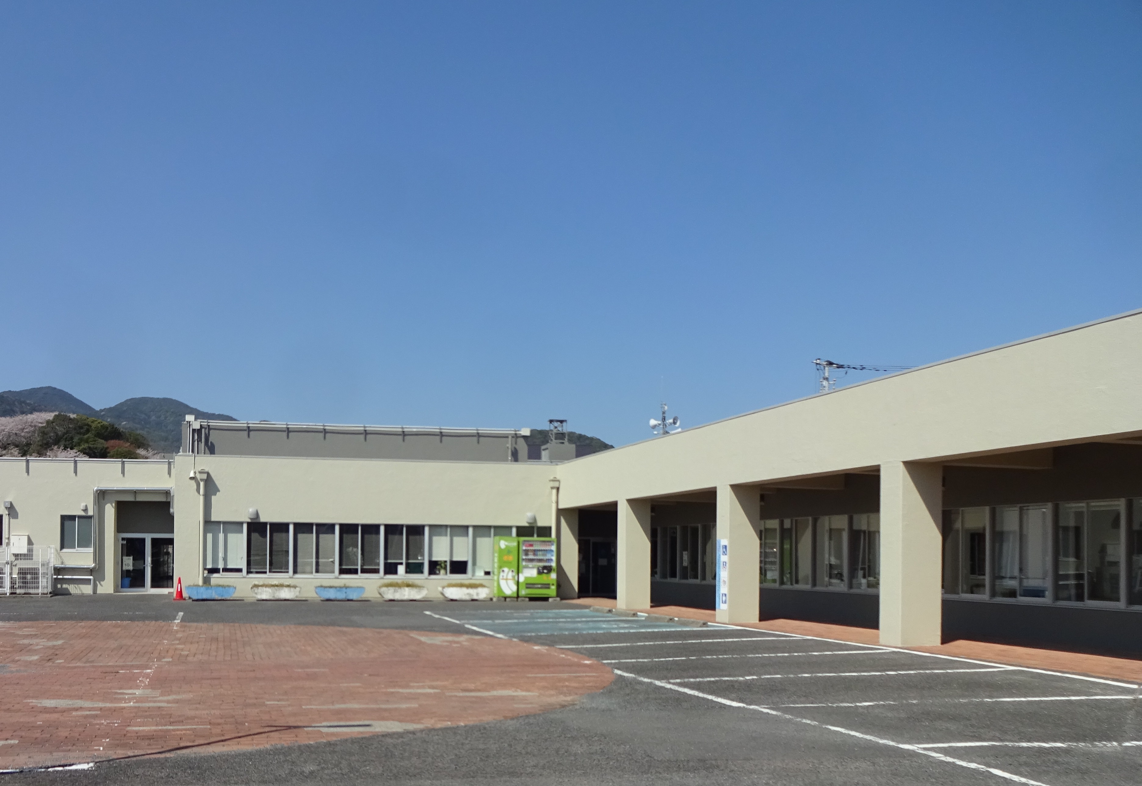 中央公民館外壁工事完了1.jpg