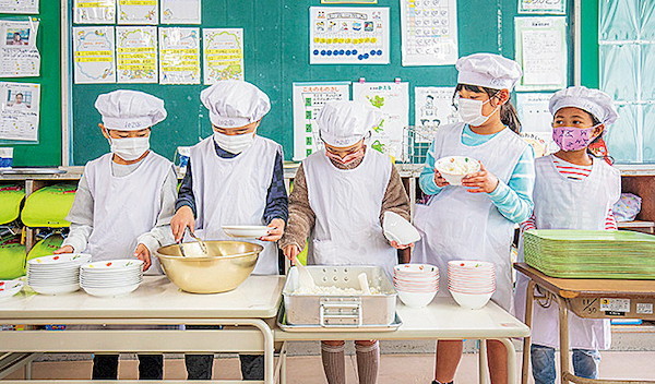 給食の様子2
