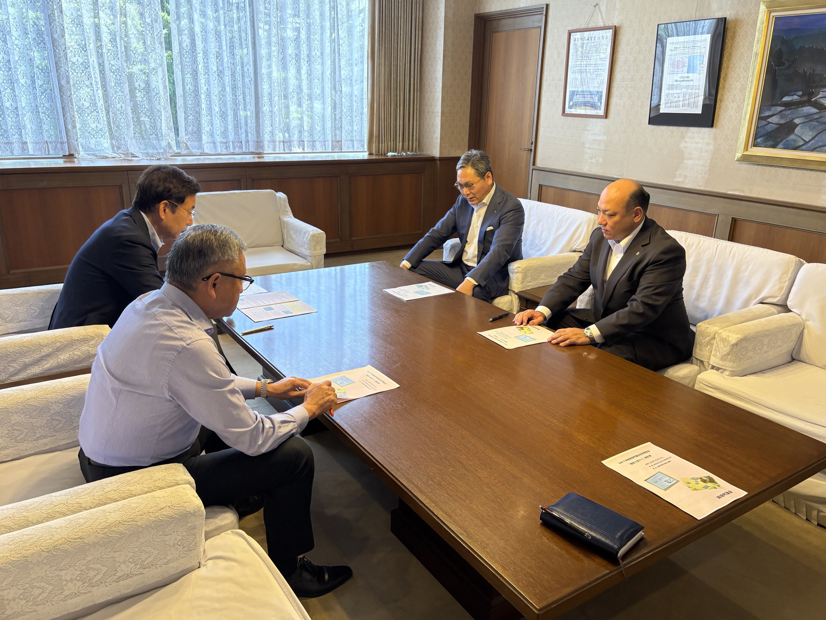 R7住民懇談会報告書渡し1